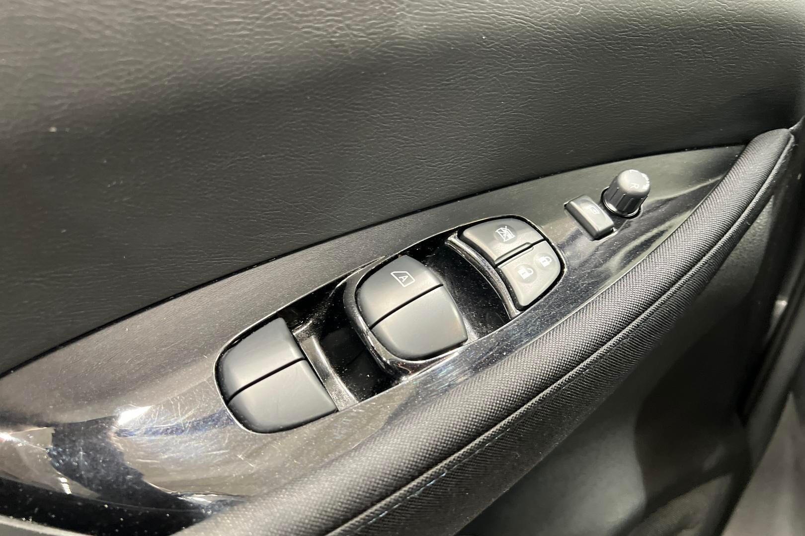 Nissan Leaf iso kuva 23