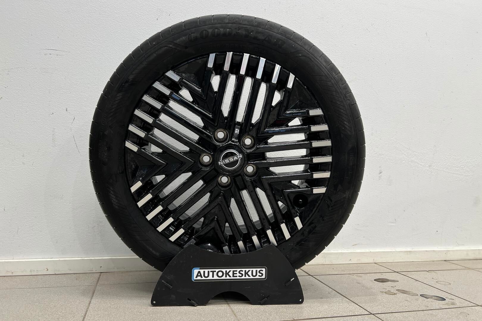 Nissan Leaf iso kuva 25