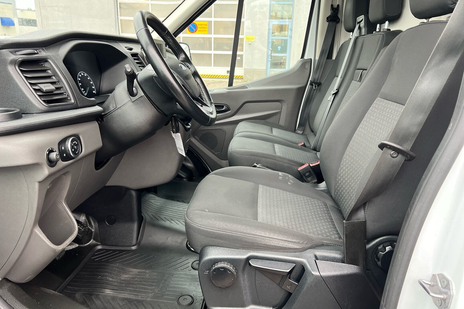 Ford Transit iso kuva 7