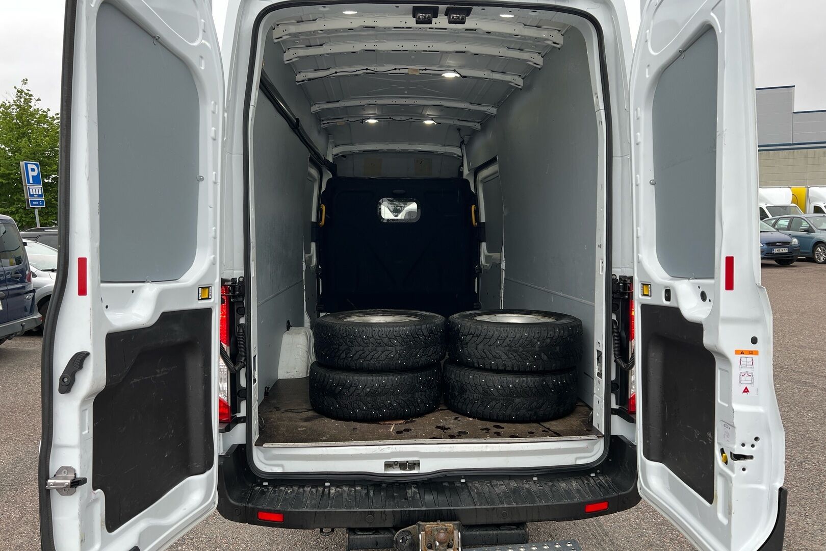 Ford Transit iso kuva 9