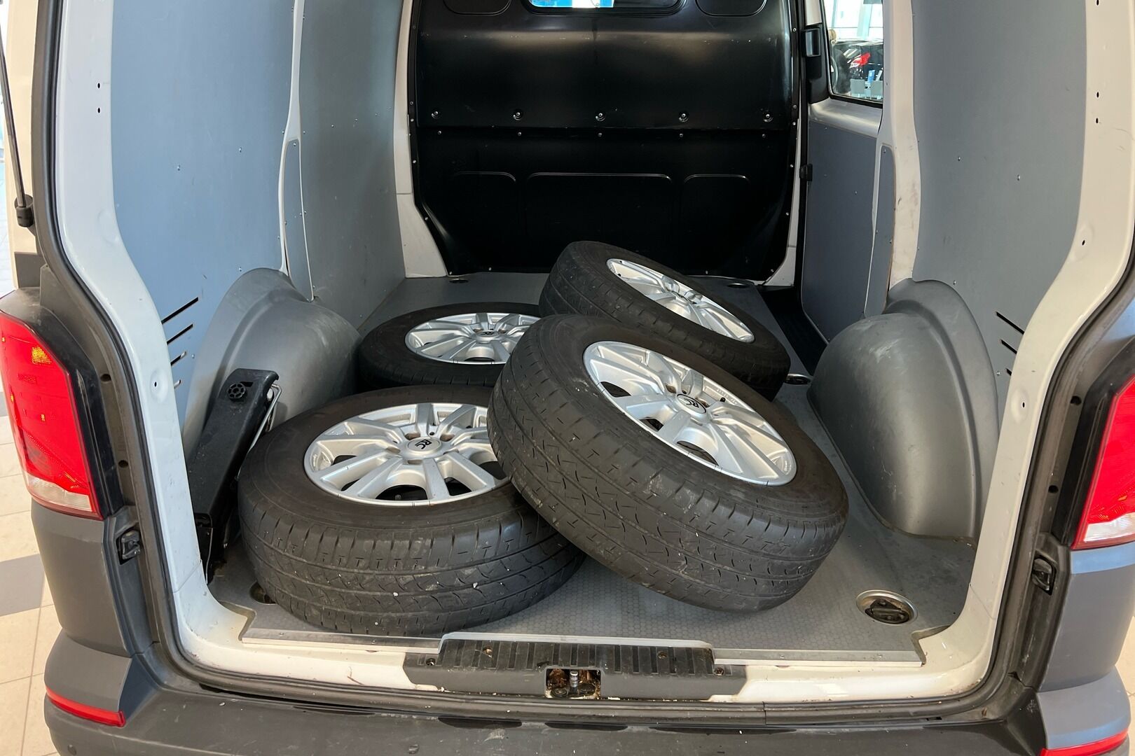 Volkswagen Transporter iso kuva 13