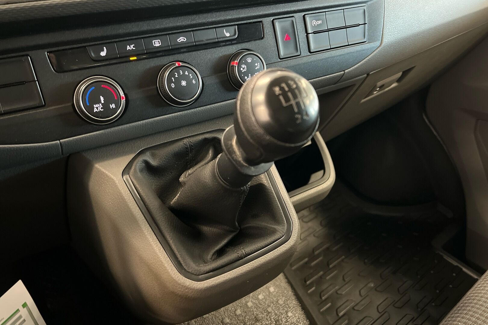 Volkswagen Transporter iso kuva 15