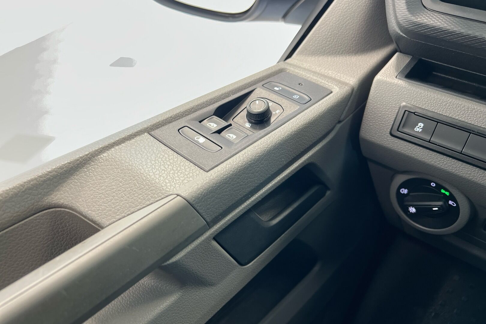Volkswagen Transporter iso kuva 16