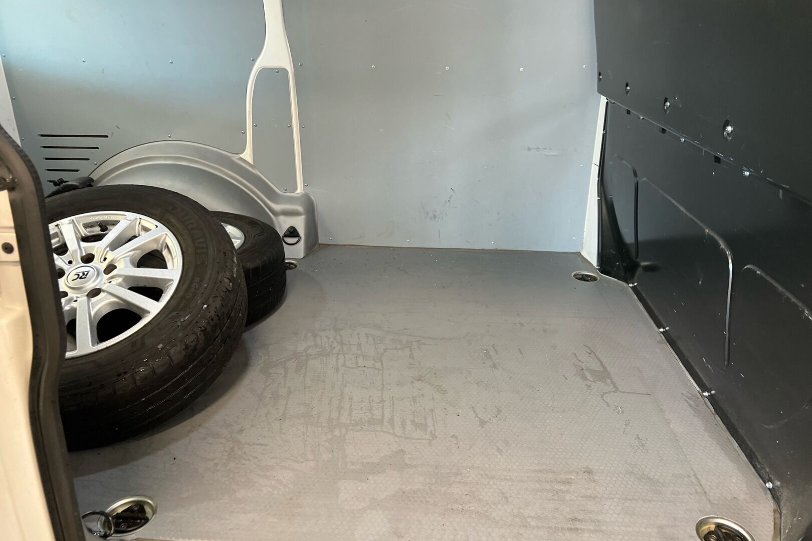 Volkswagen Transporter iso kuva 8