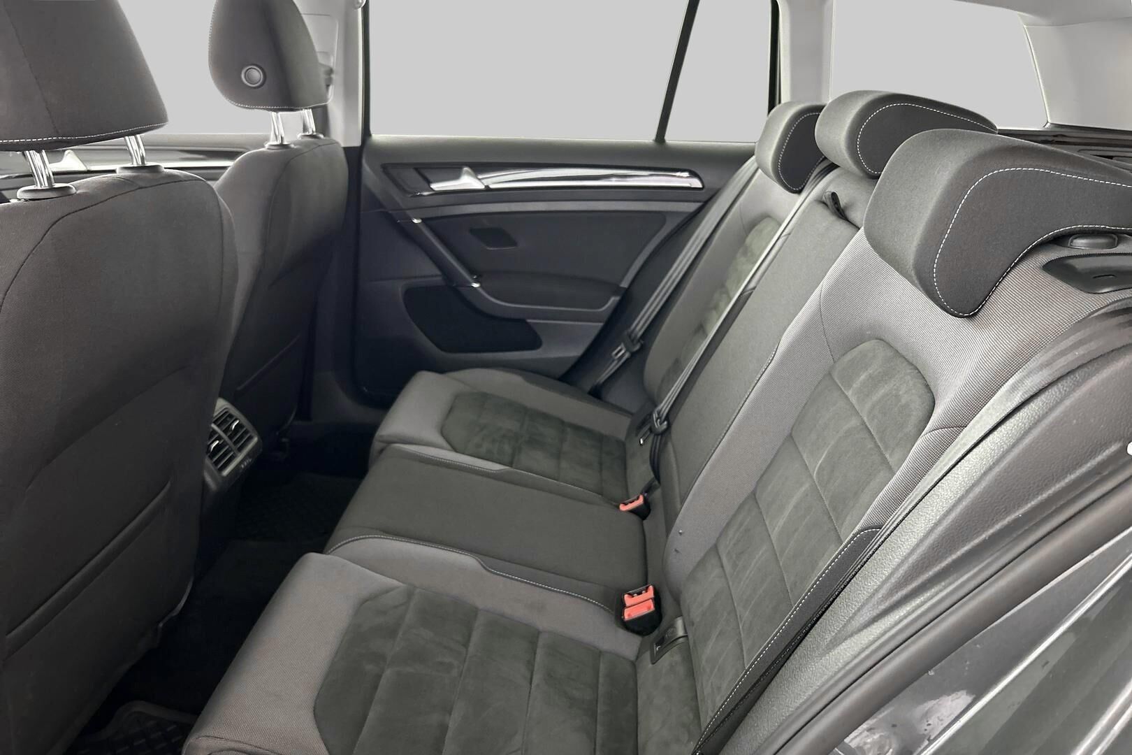 Volkswagen Golf iso kuva 10