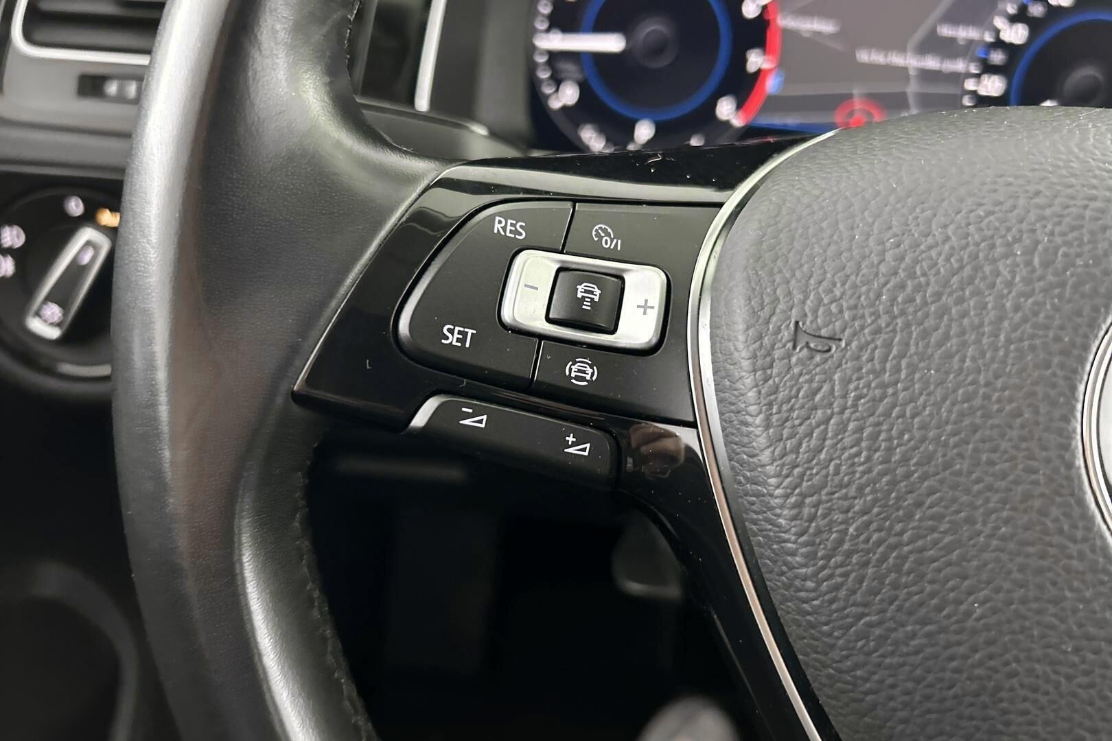 Volkswagen Golf iso kuva 17