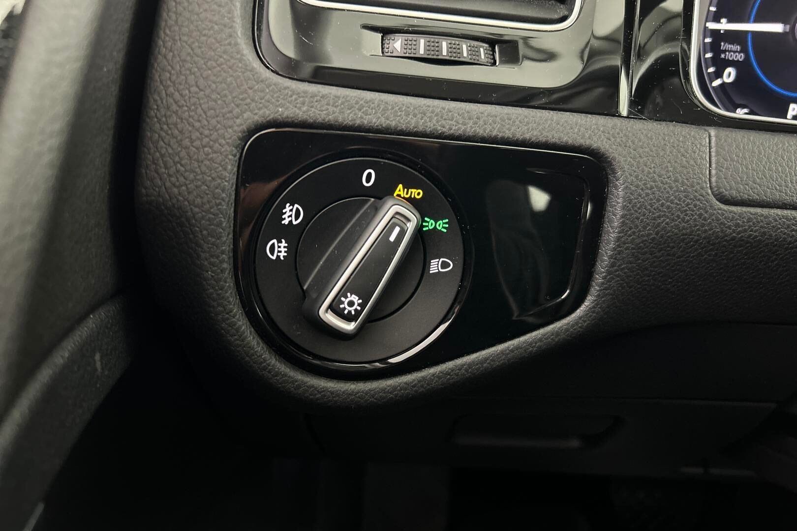 Volkswagen Golf iso kuva 19