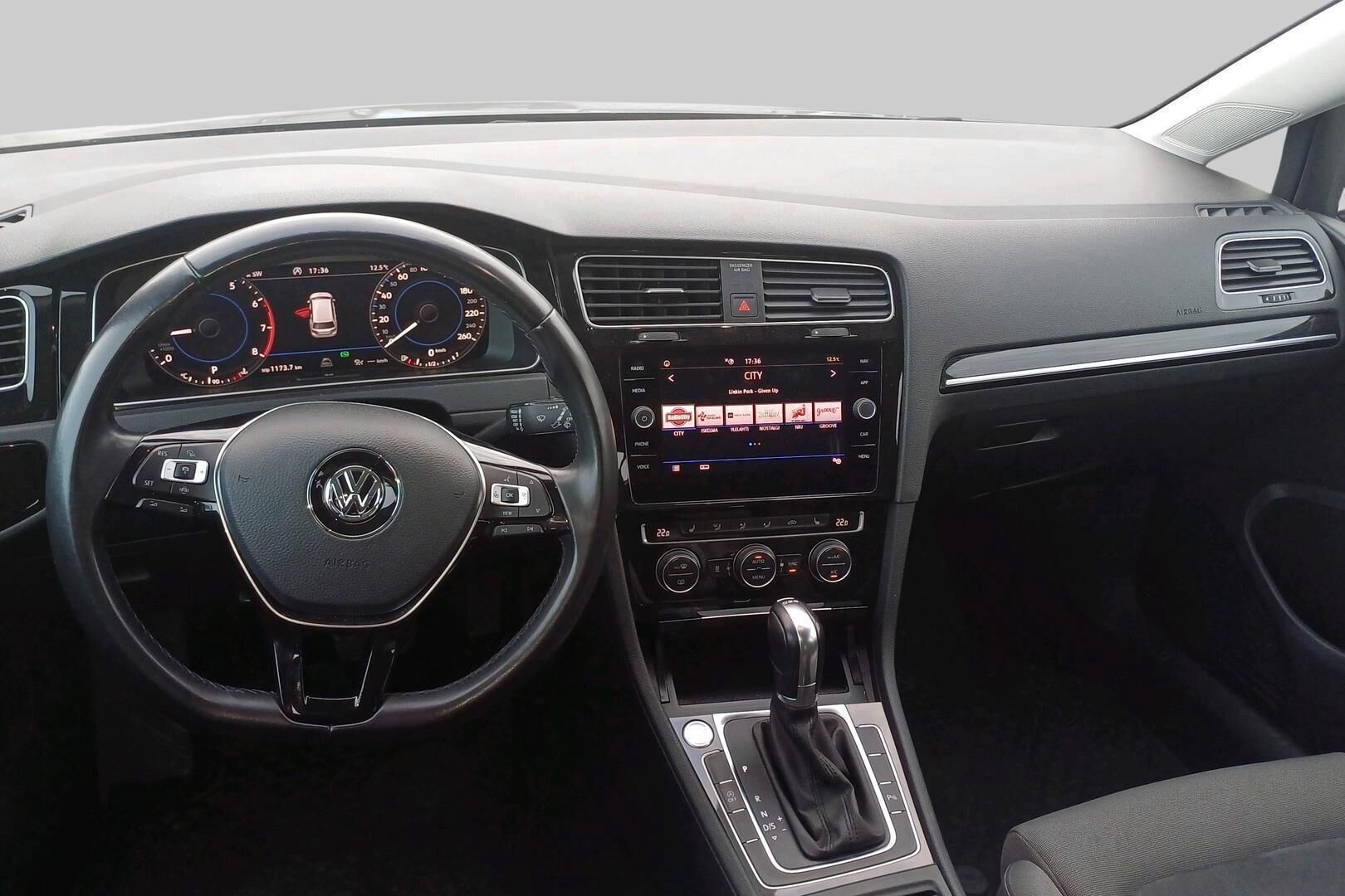 Volkswagen Golf iso kuva 2