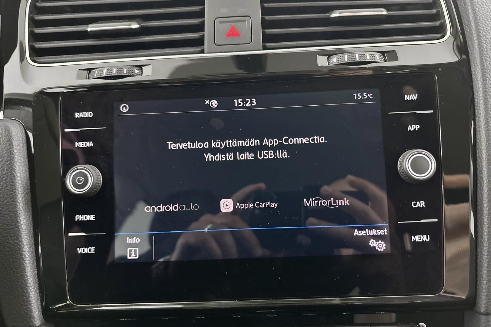 Volkswagen Golf iso kuva 24