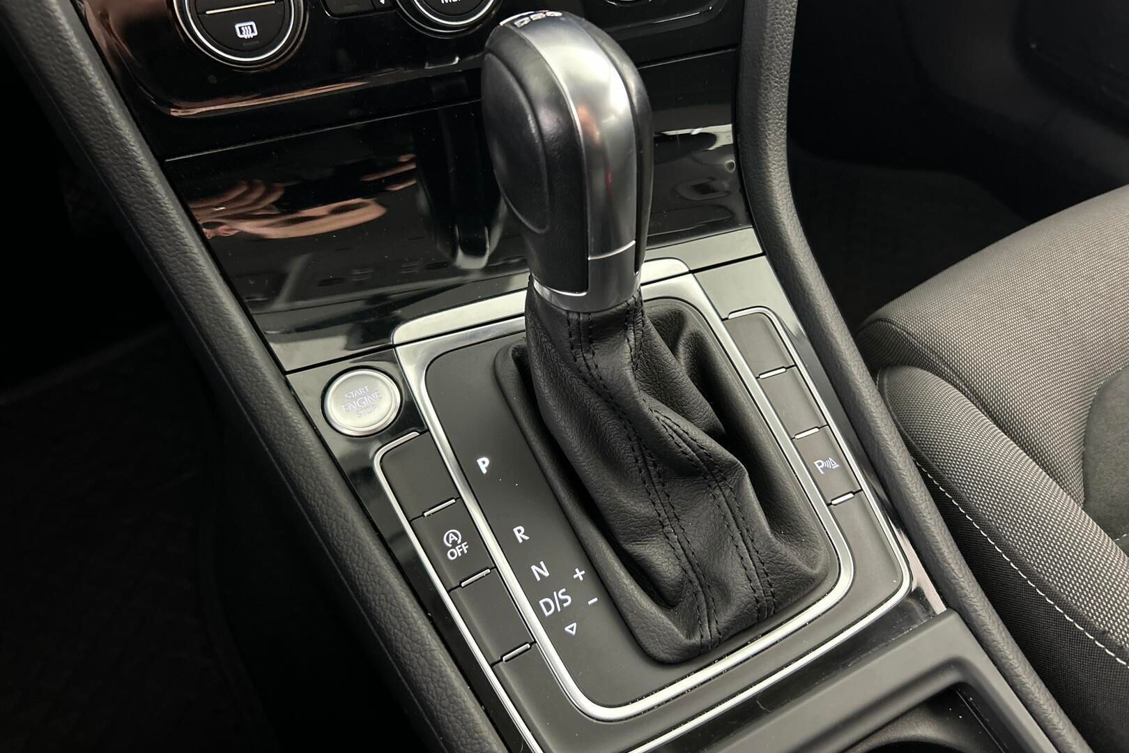 Volkswagen Golf iso kuva 30