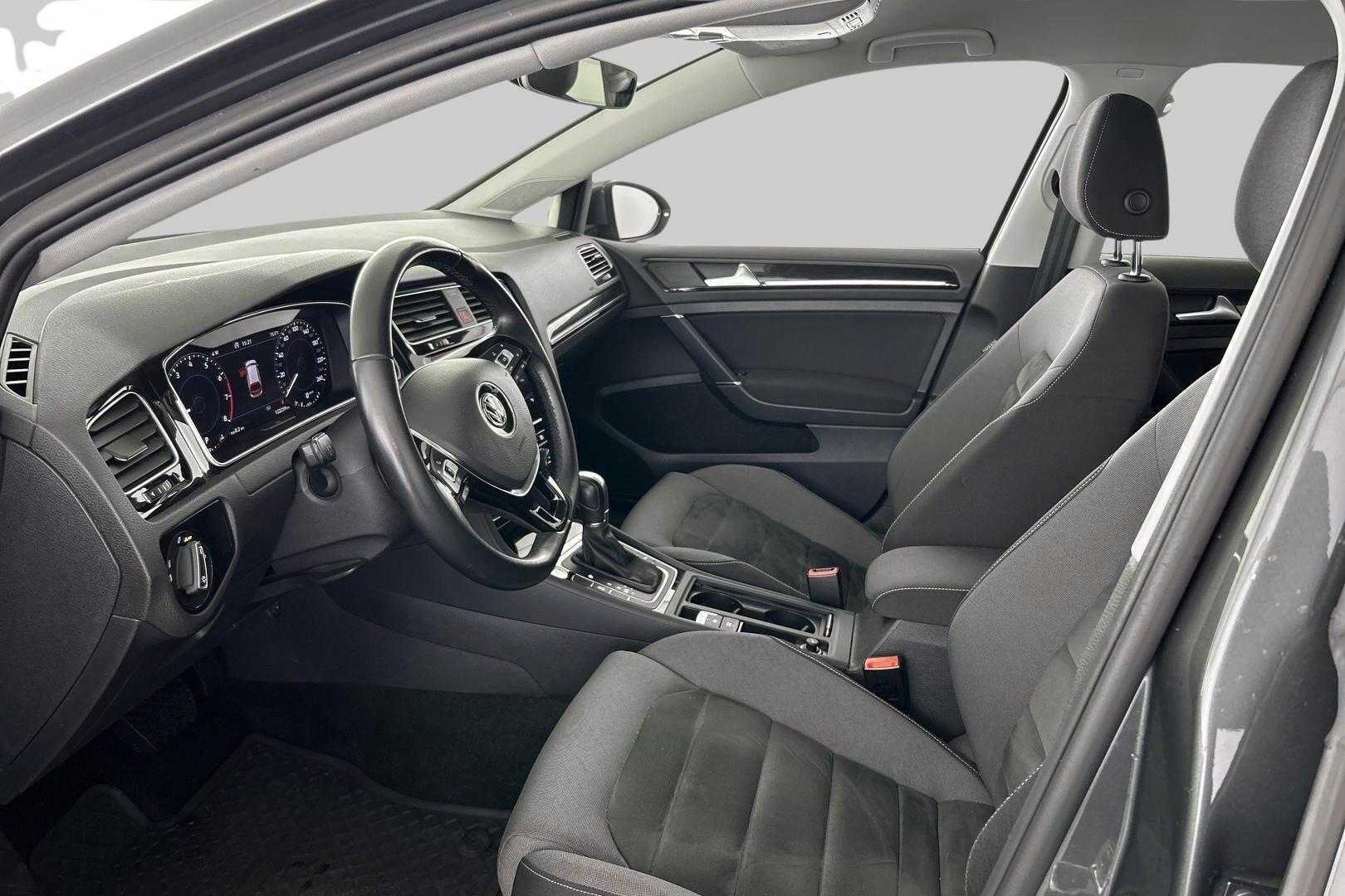 Volkswagen Golf iso kuva 9