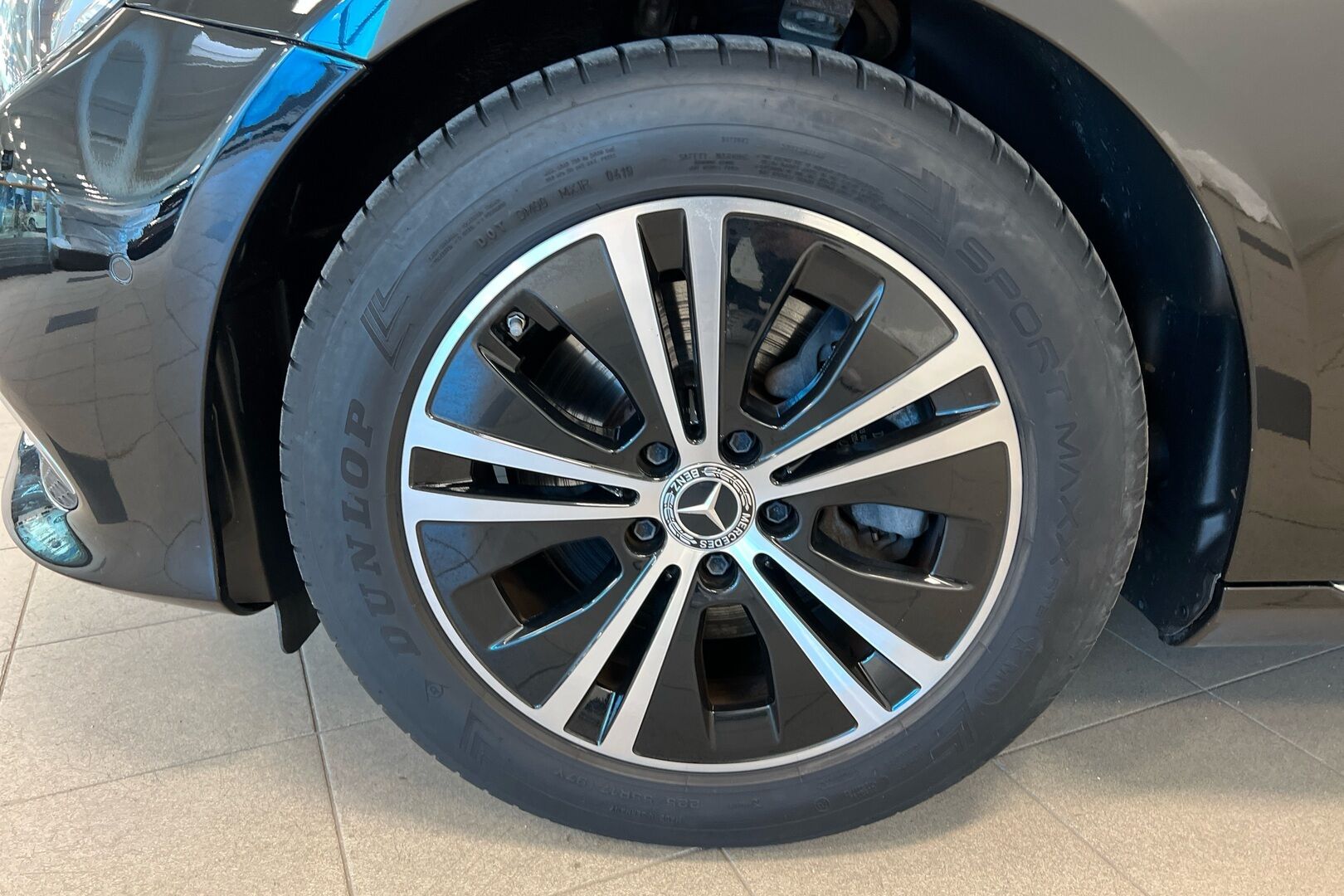 Mercedes-Benz E iso kuva 10
