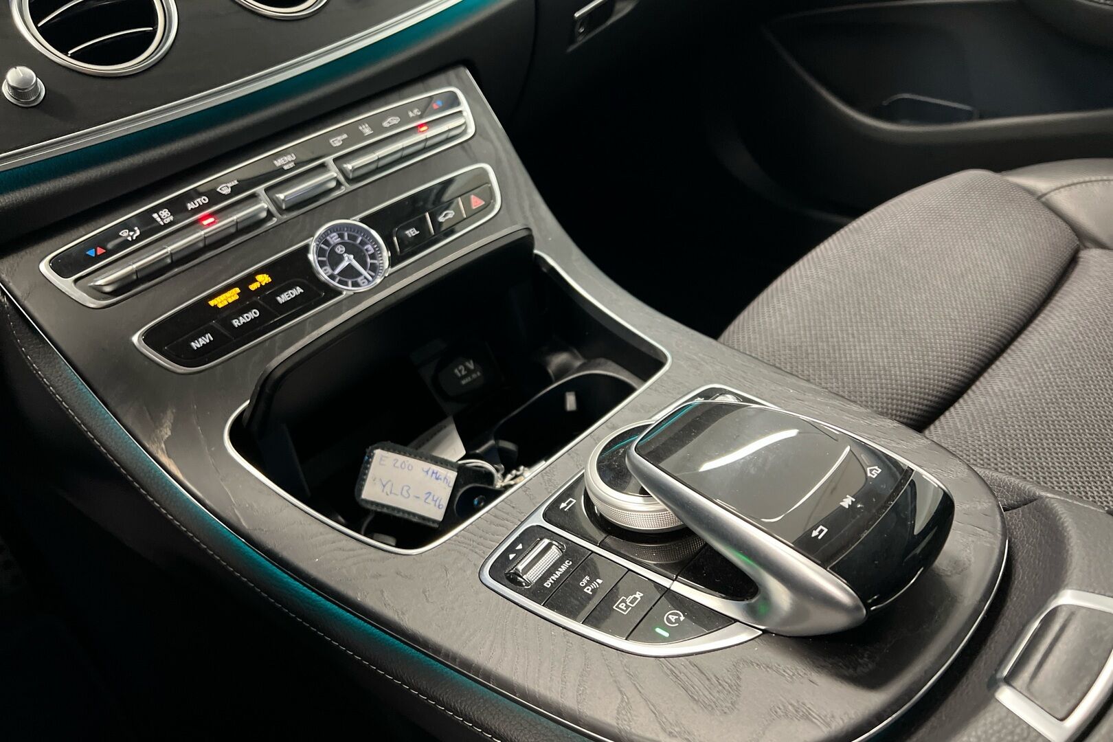 Mercedes-Benz E iso kuva 13