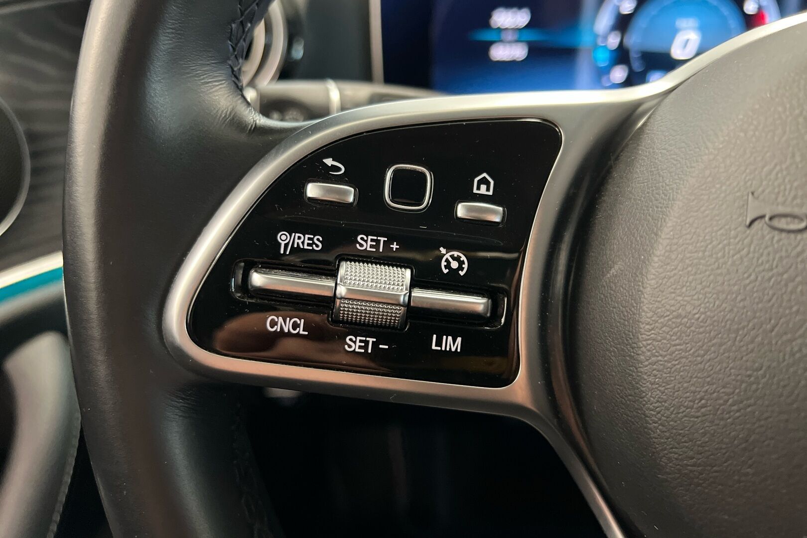 Mercedes-Benz E iso kuva 14