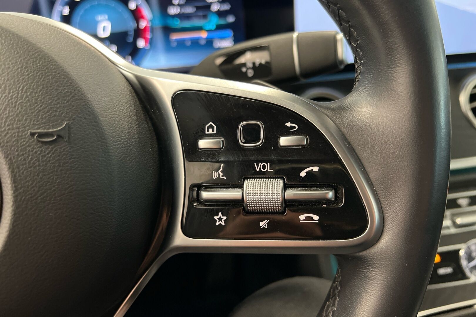 Mercedes-Benz E iso kuva 15
