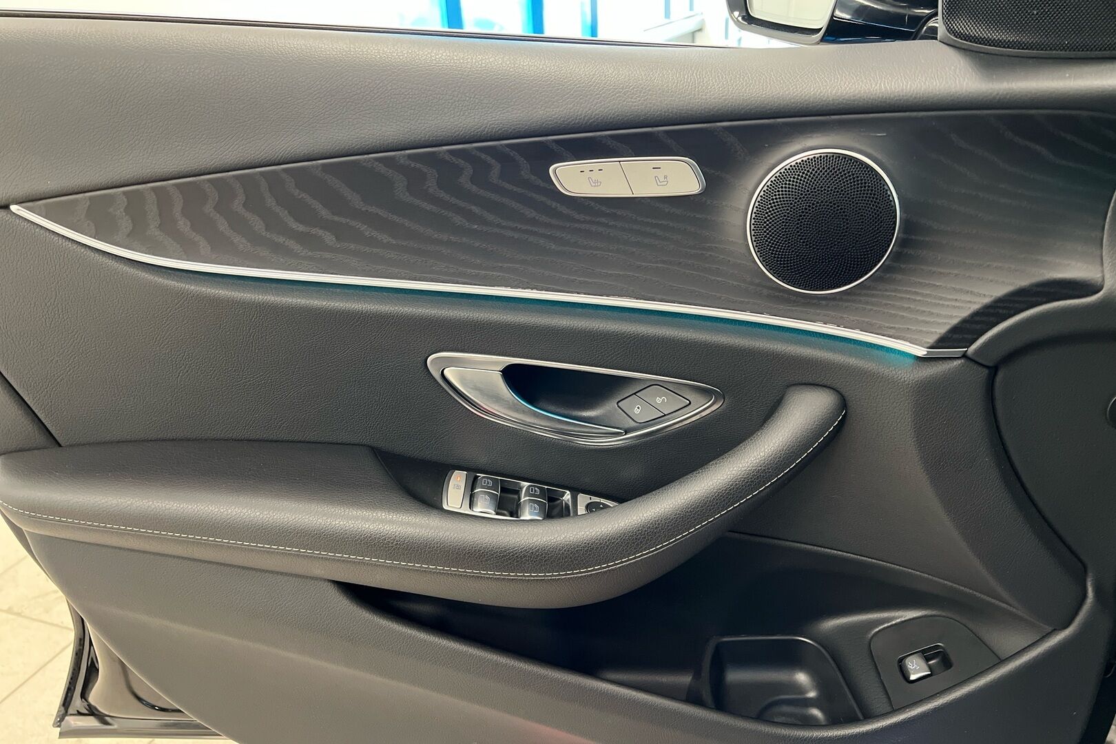 Mercedes-Benz E iso kuva 17