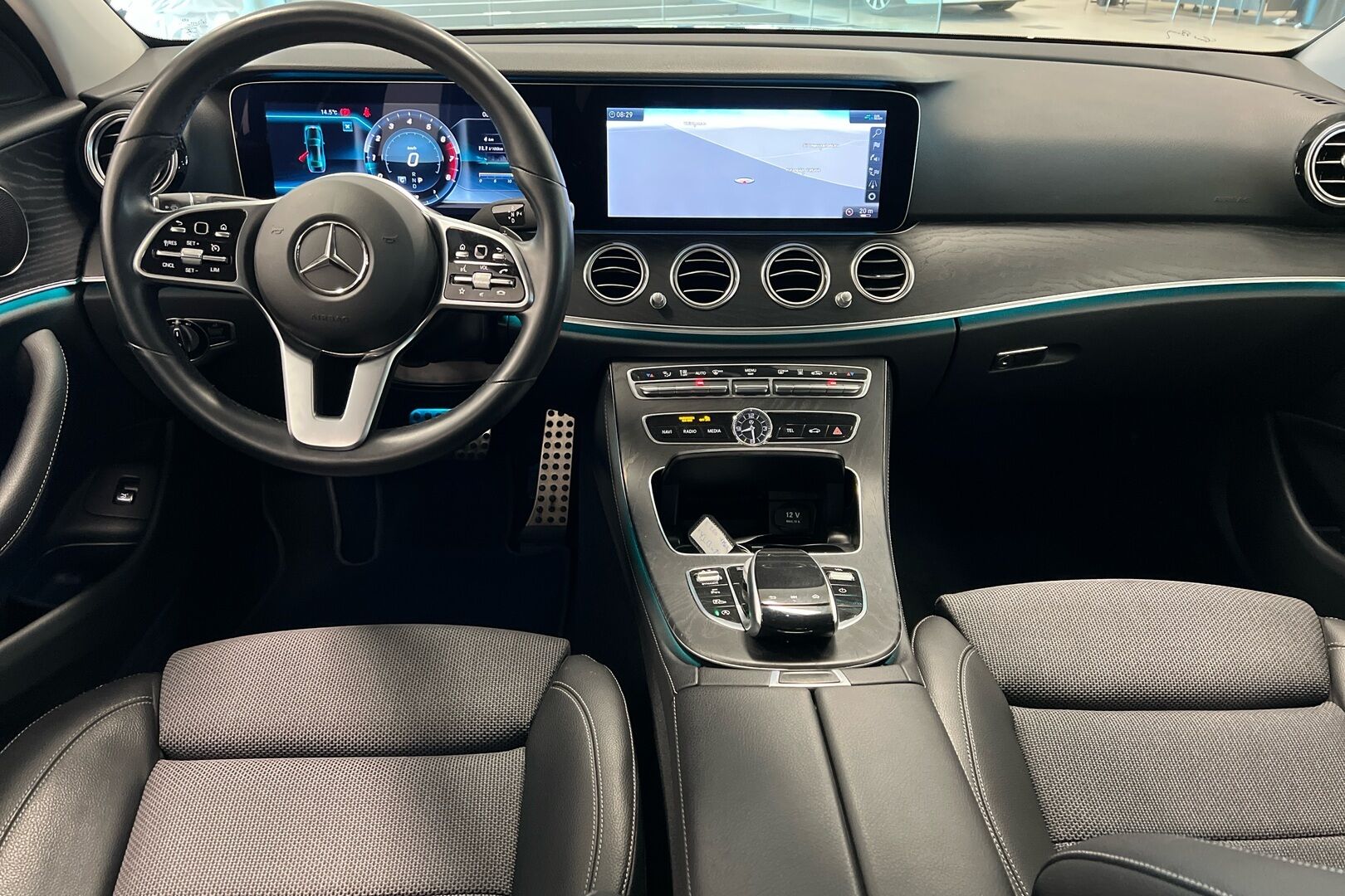 Mercedes-Benz E iso kuva 18