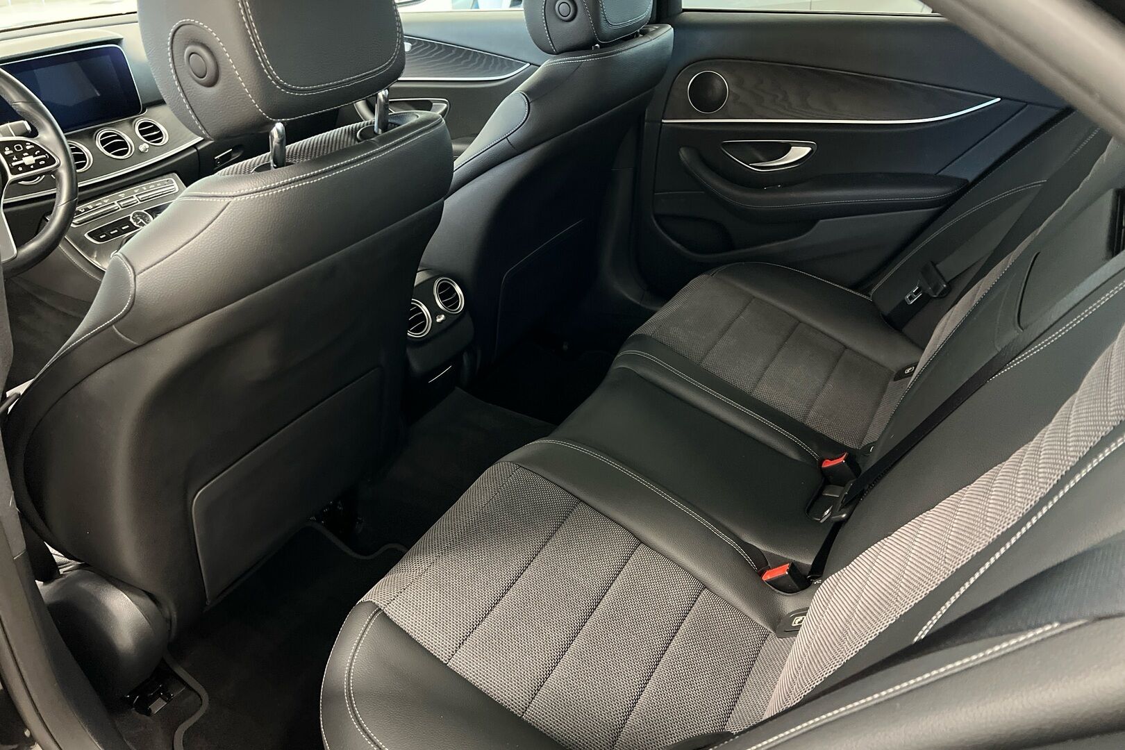Mercedes-Benz E iso kuva 8