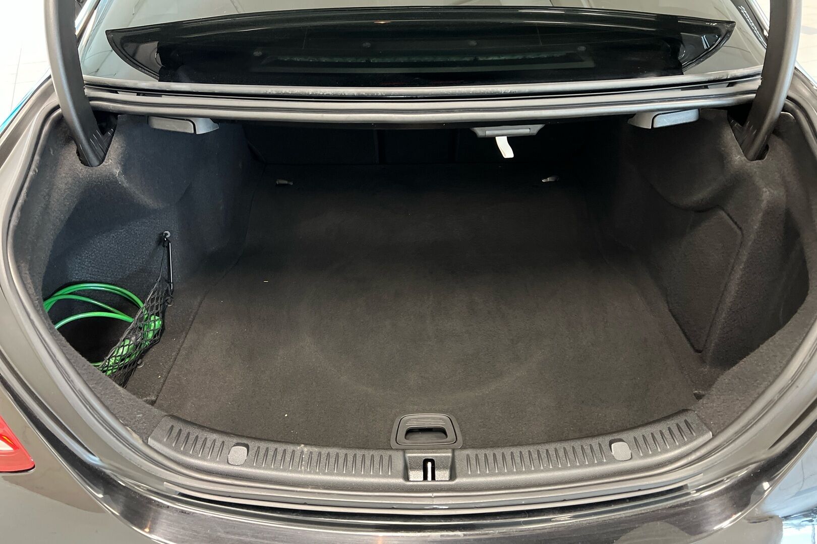 Mercedes-Benz E iso kuva 9