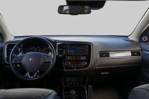 Mitsubishi Outlander esikatselu 2