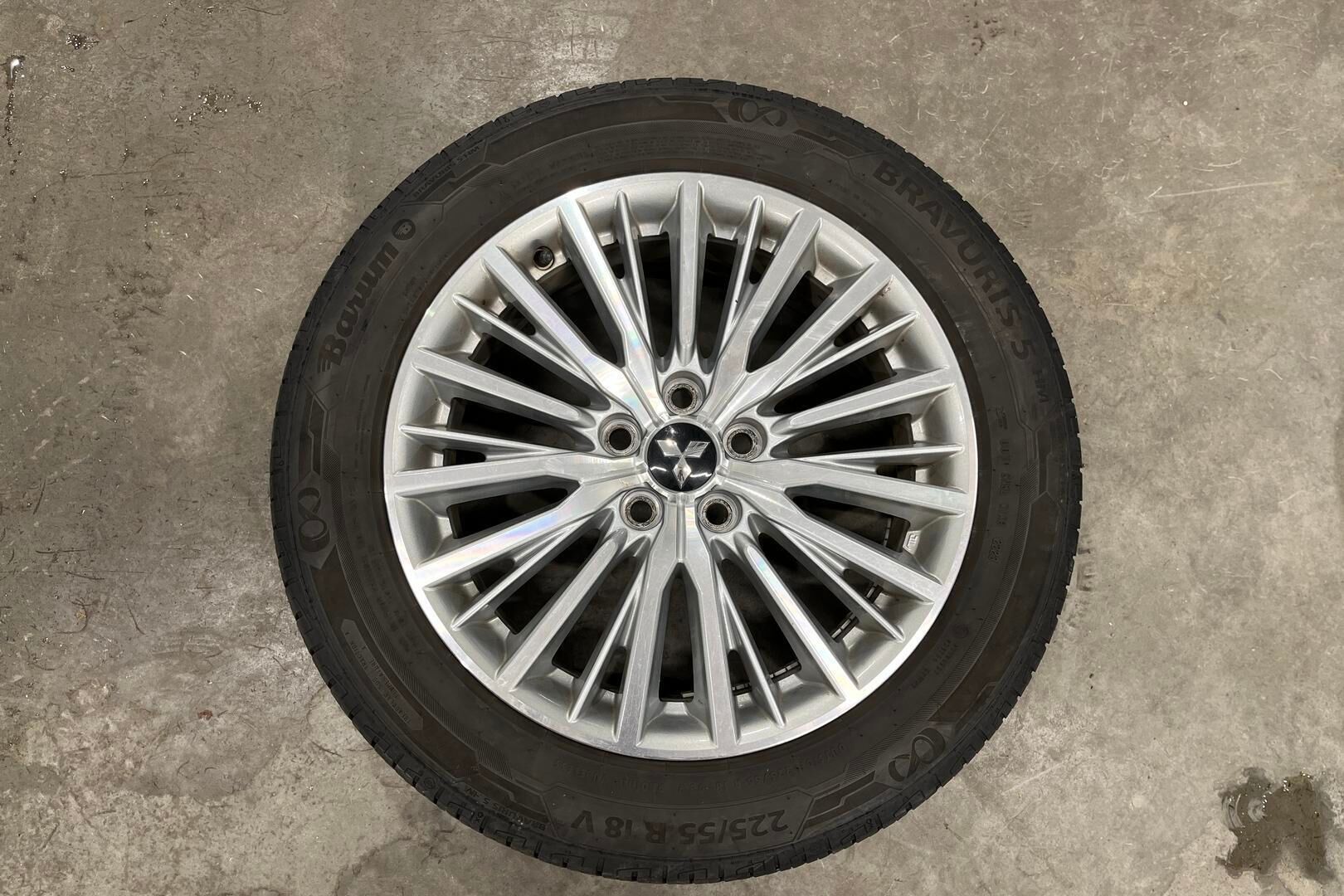 Mitsubishi Outlander PHEV iso kuva 14