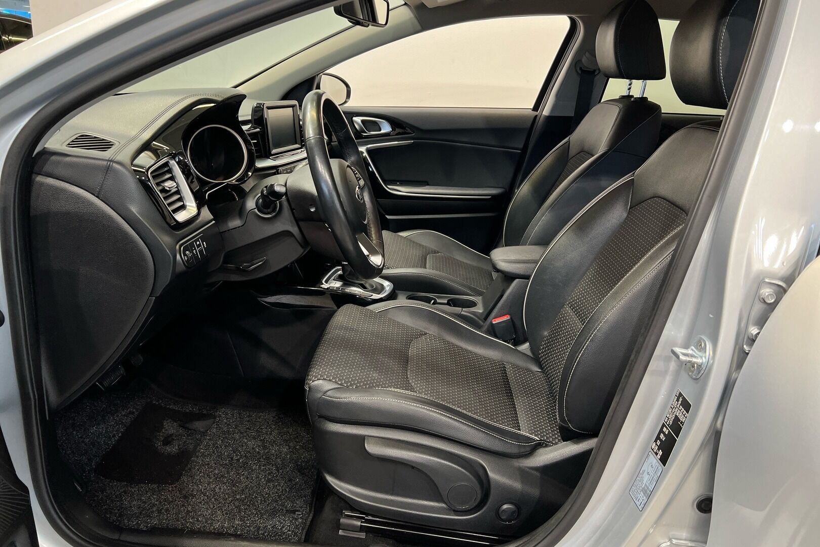Kia Ceed iso kuva 6