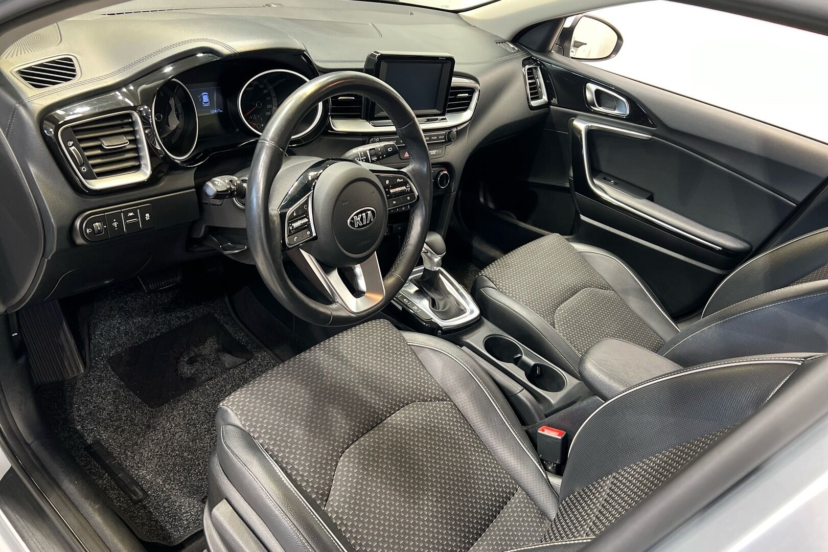 Kia Ceed iso kuva 8
