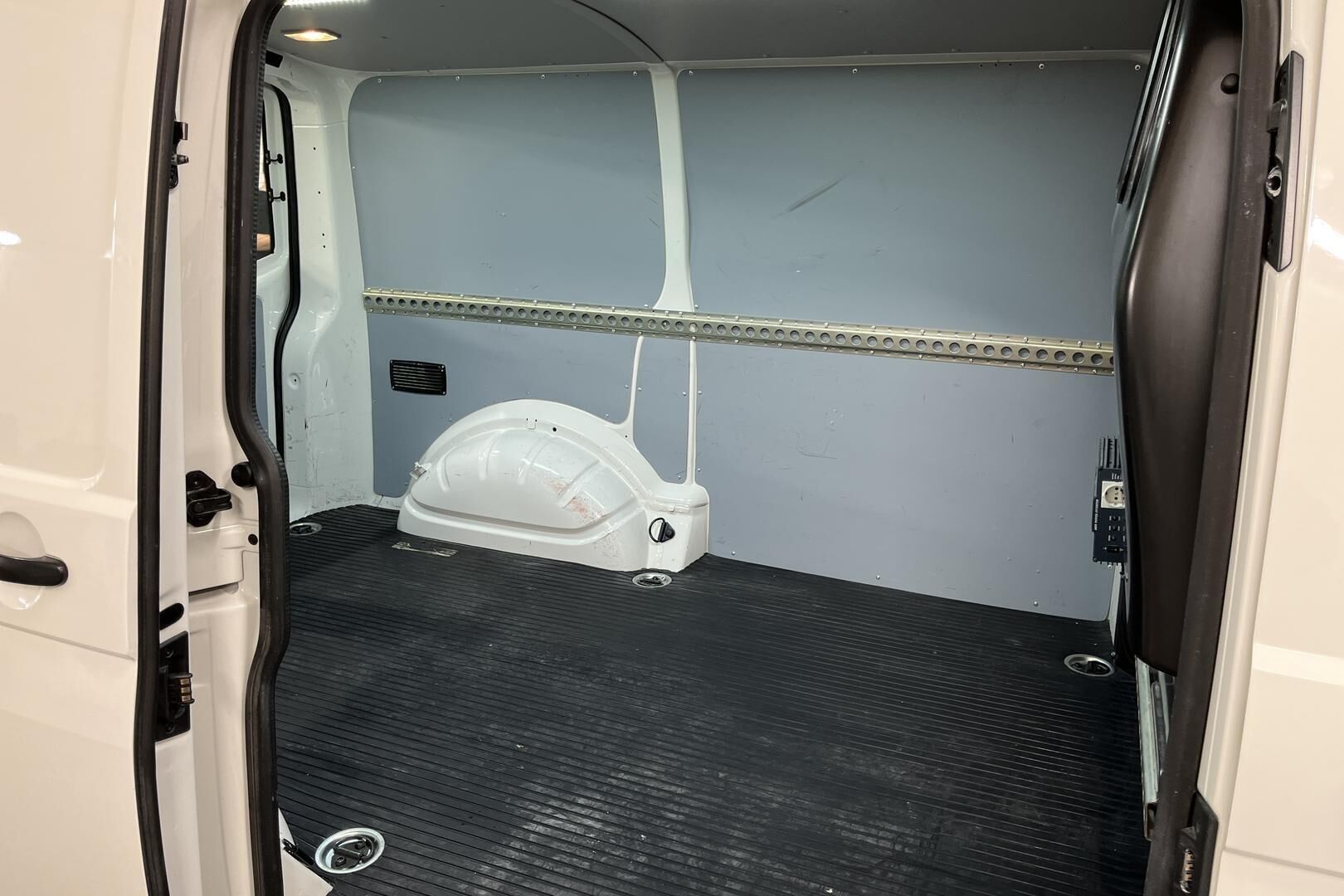 Volkswagen Transporter iso kuva 14