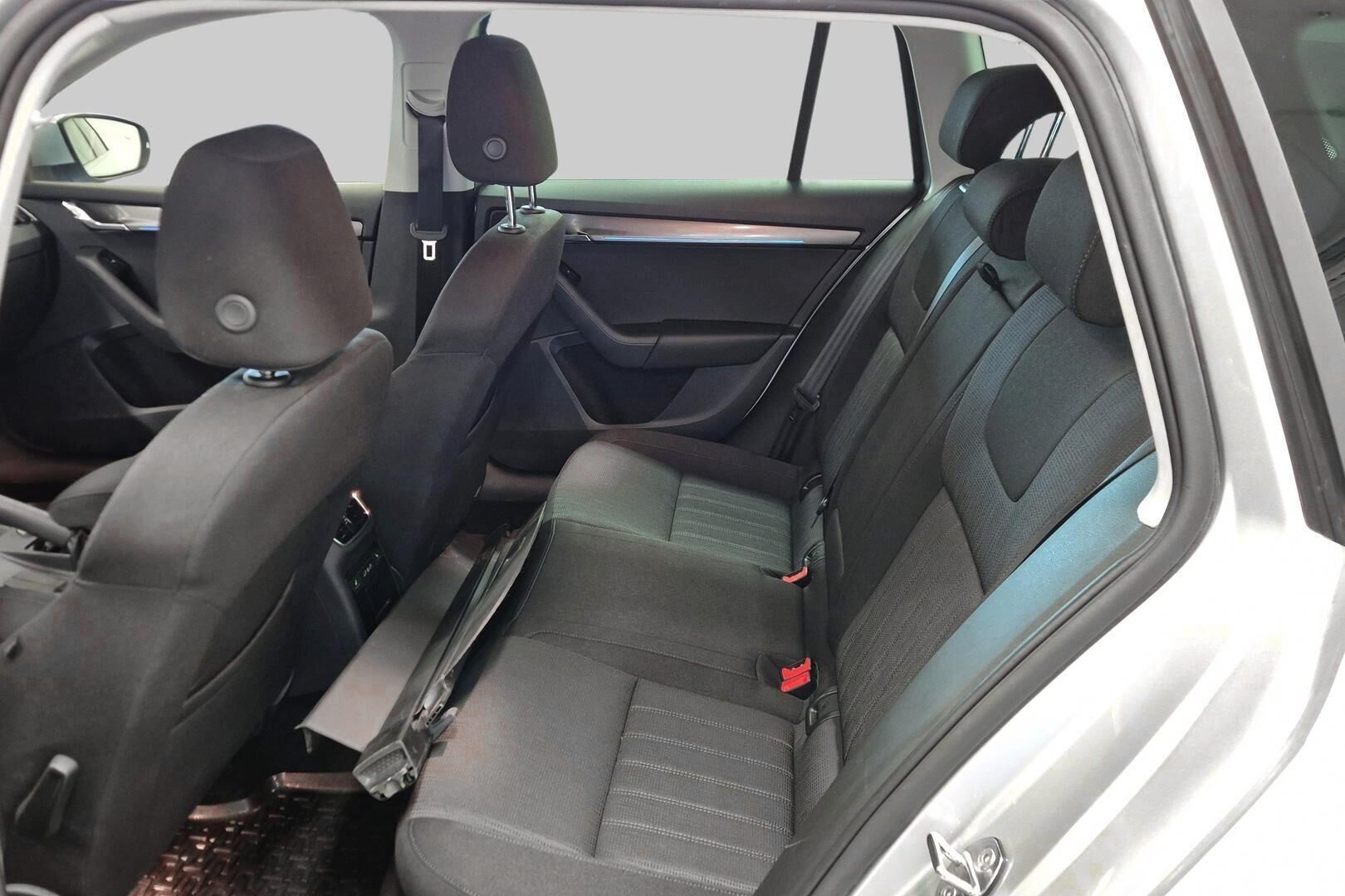Skoda Octavia iso kuva 6