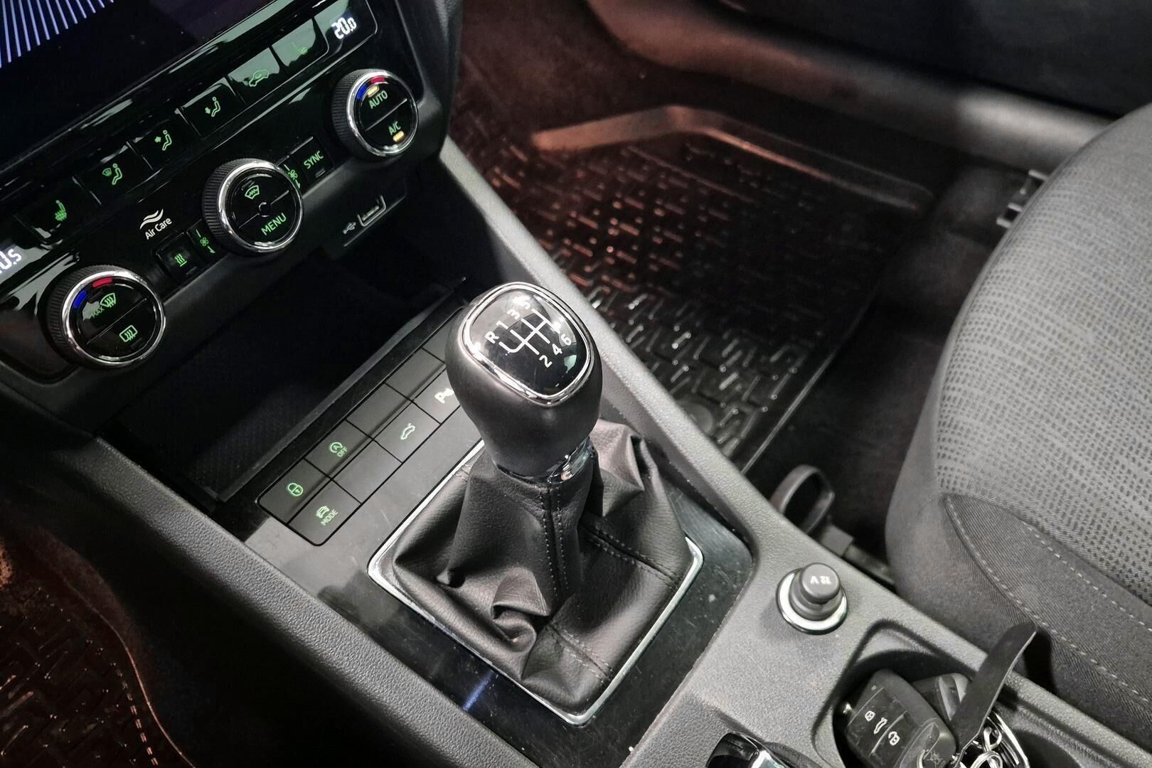 Skoda Octavia iso kuva 12