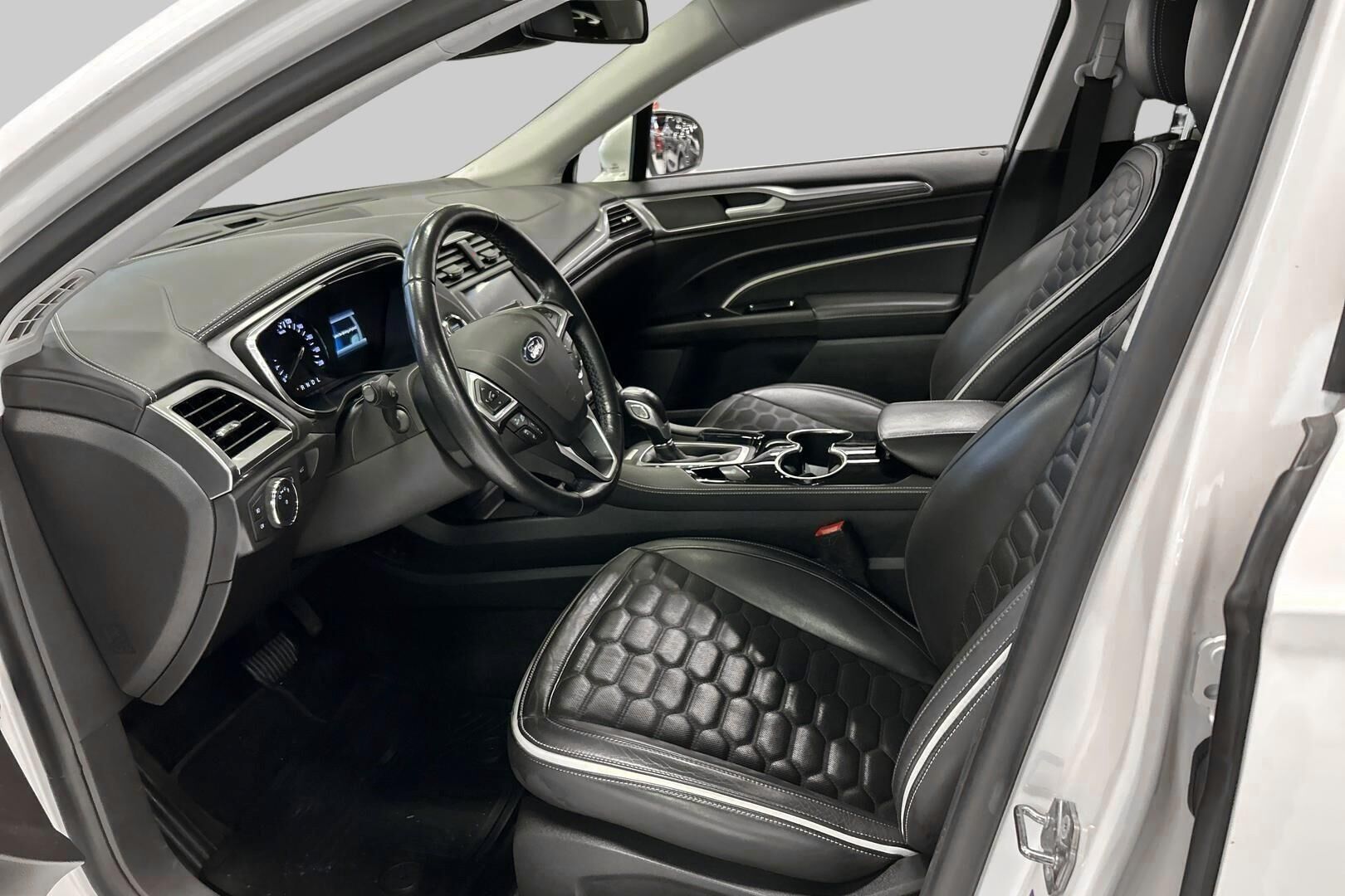 Ford Mondeo iso kuva 8