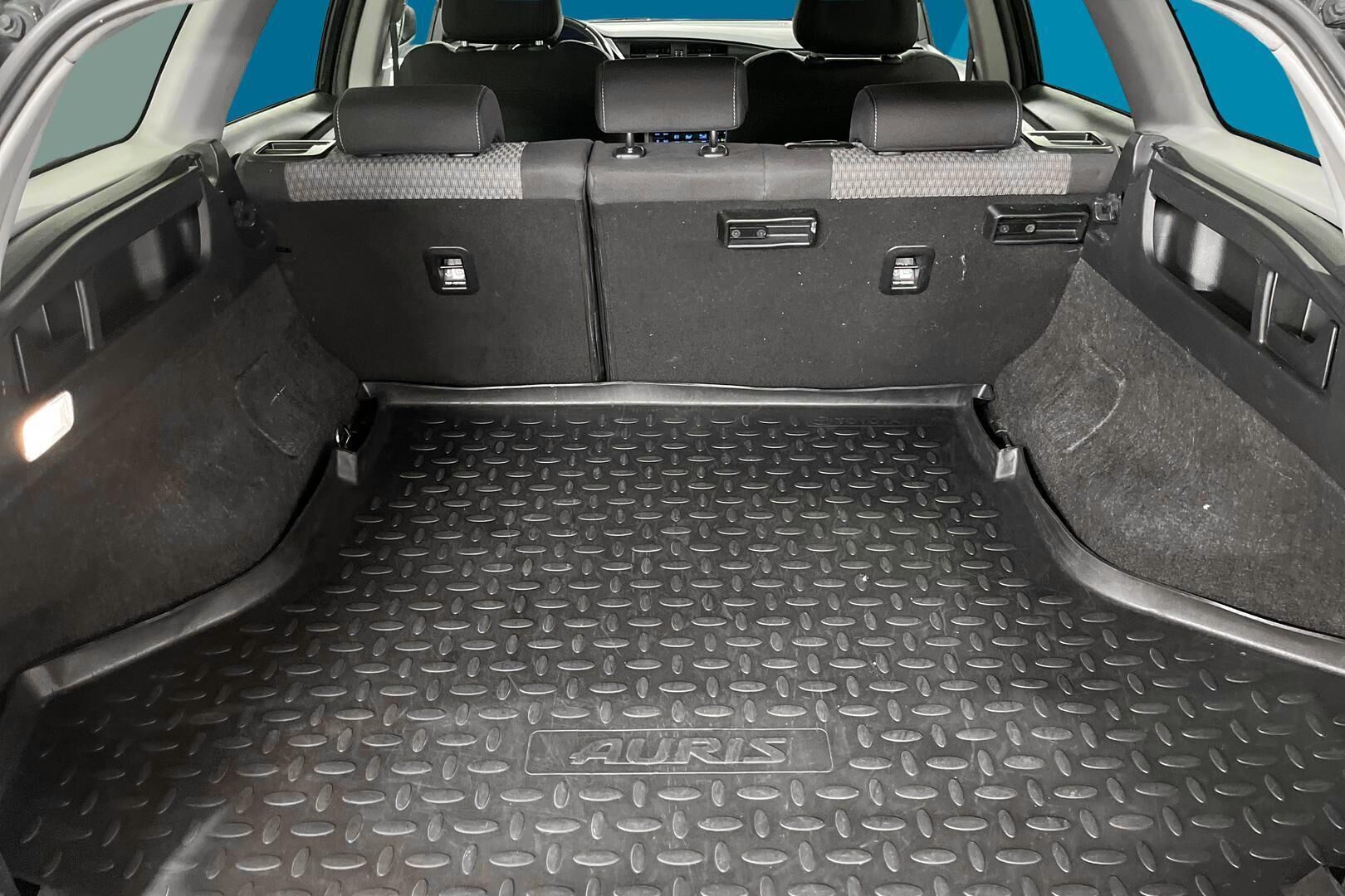 Toyota Auris iso kuva 11