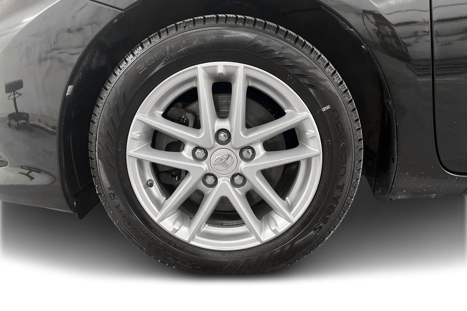 Toyota Auris iso kuva 12