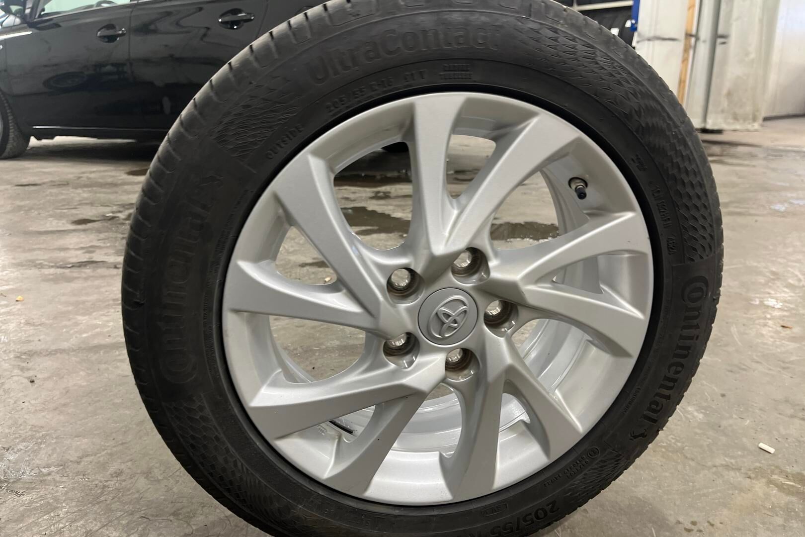 Toyota Auris iso kuva 13