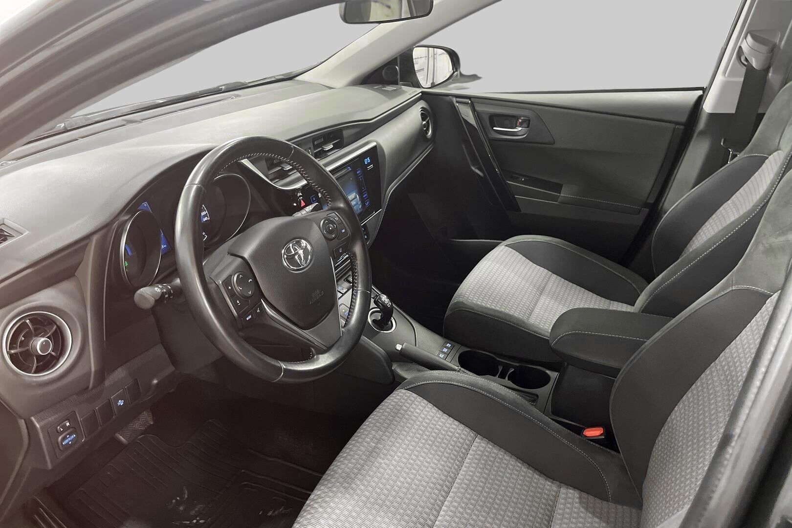 Toyota Auris iso kuva 8
