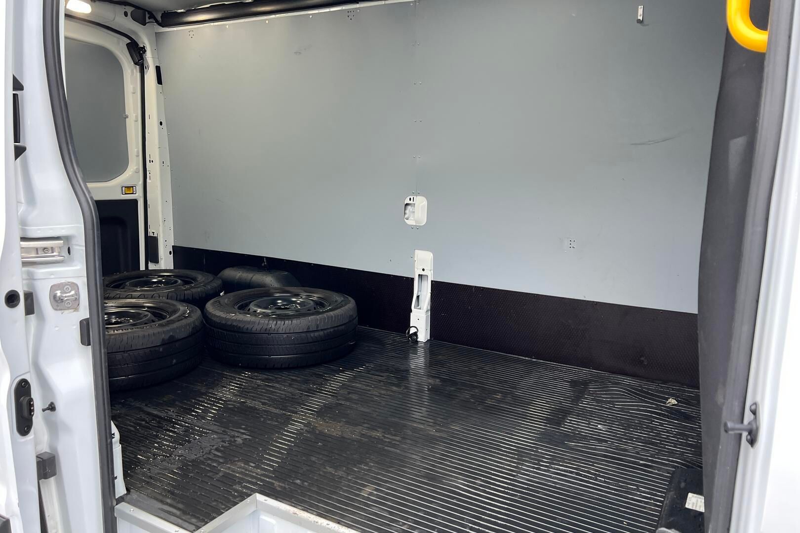 Ford Transit iso kuva 10