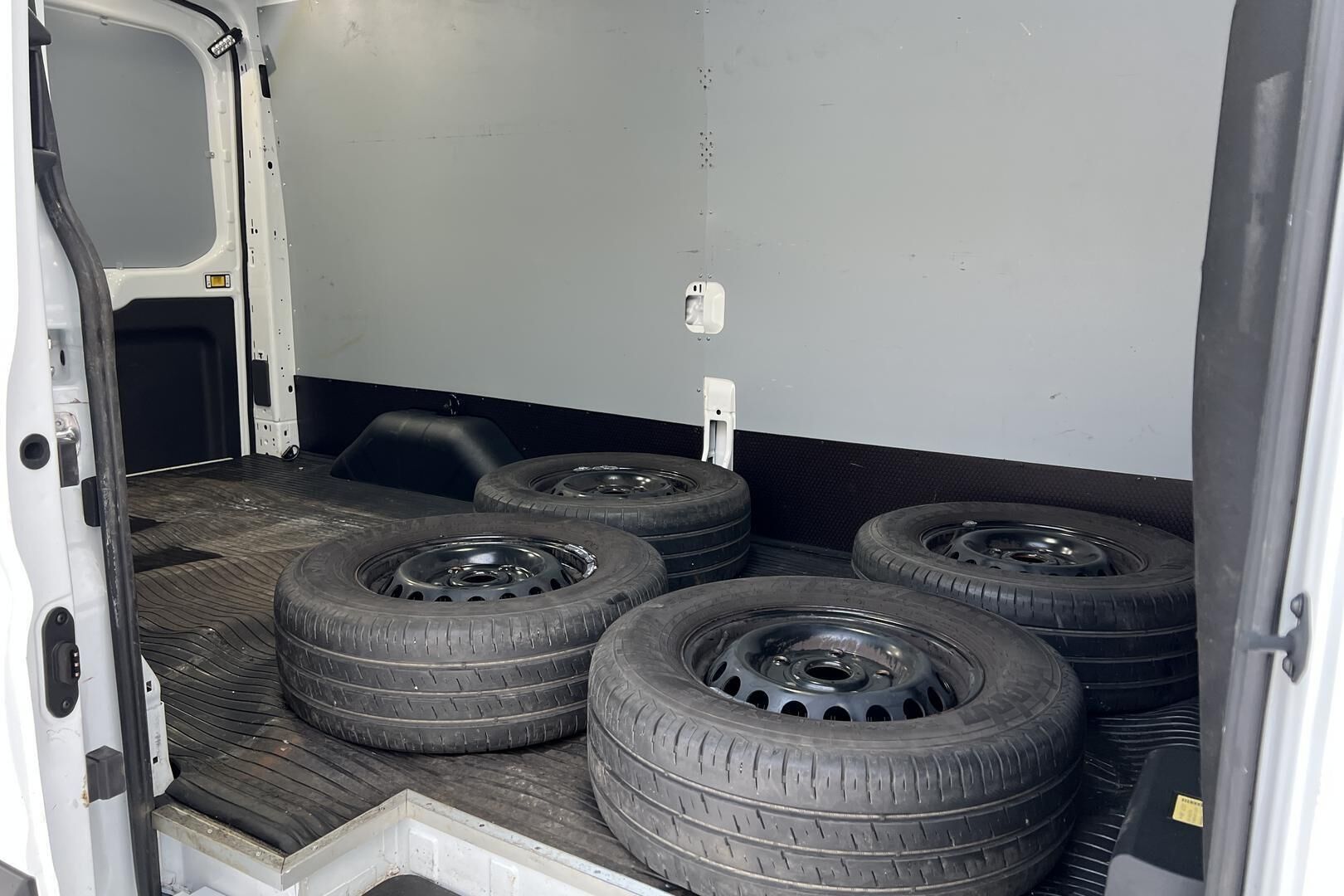 Ford Transit iso kuva 10