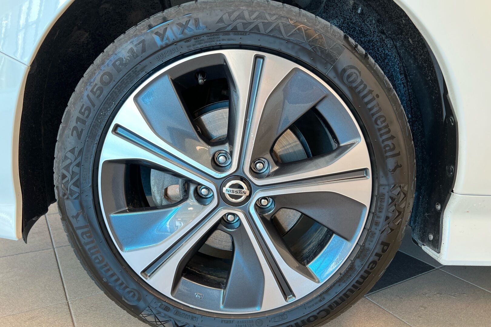Nissan Leaf iso kuva 8