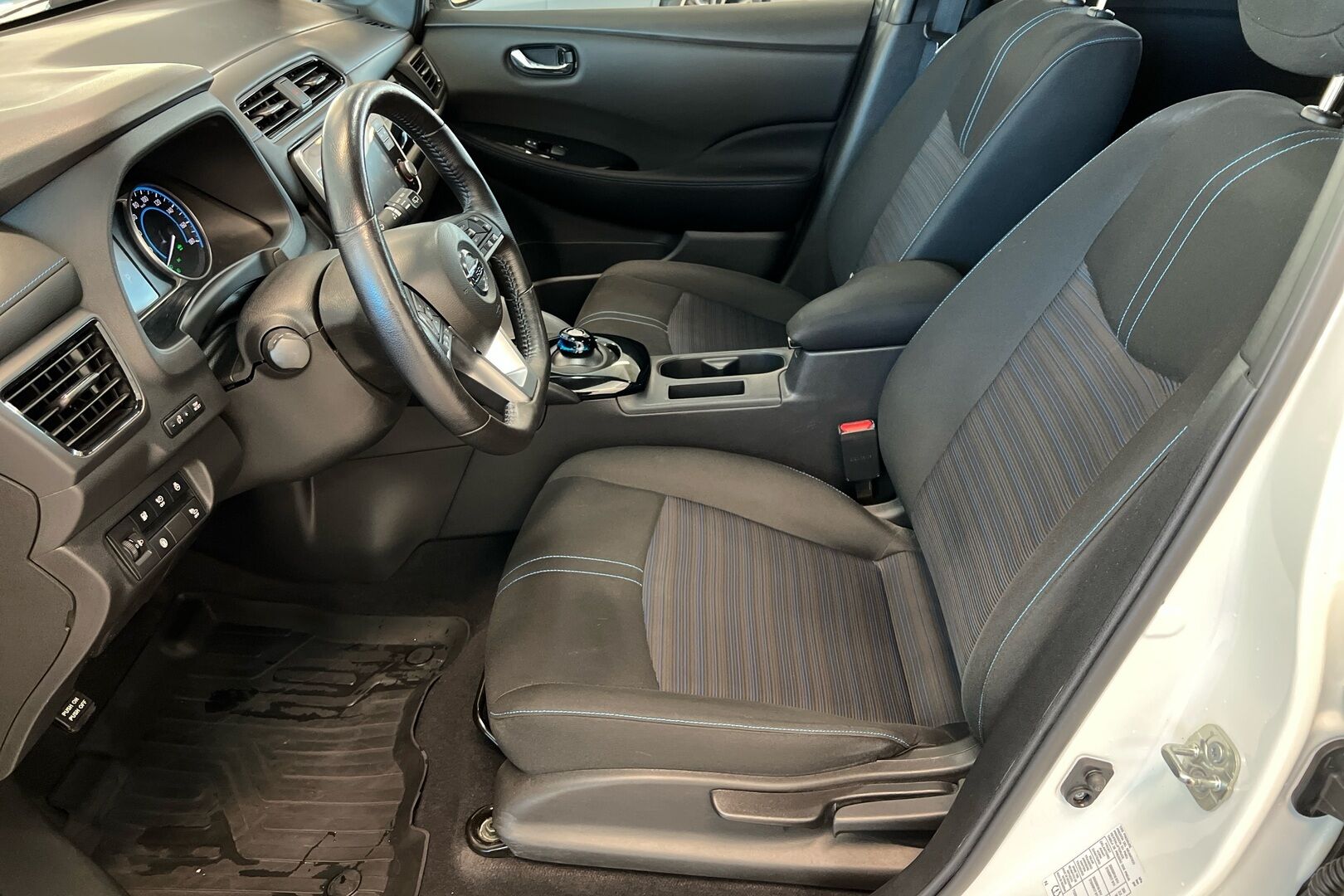 Nissan Leaf iso kuva 23