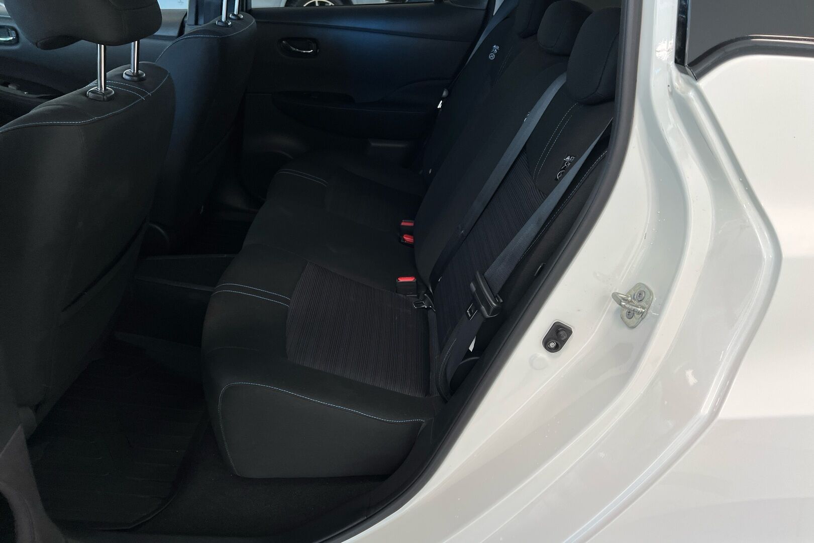 Nissan Leaf iso kuva 6