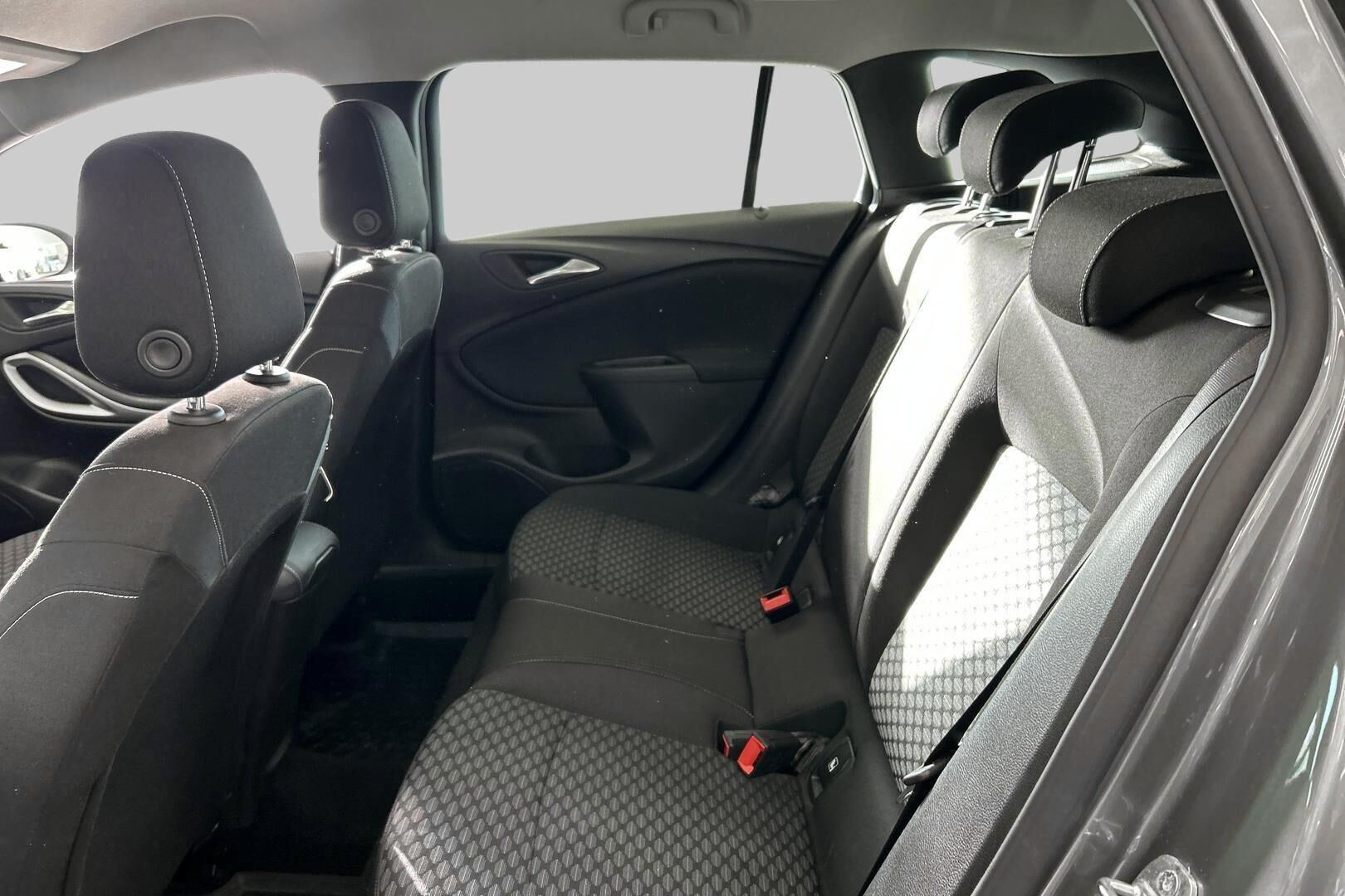 Opel Astra iso kuva 10