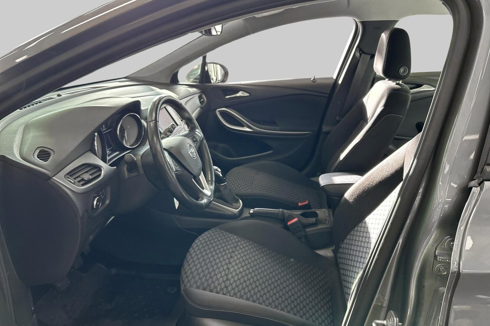 Opel Astra iso kuva 9