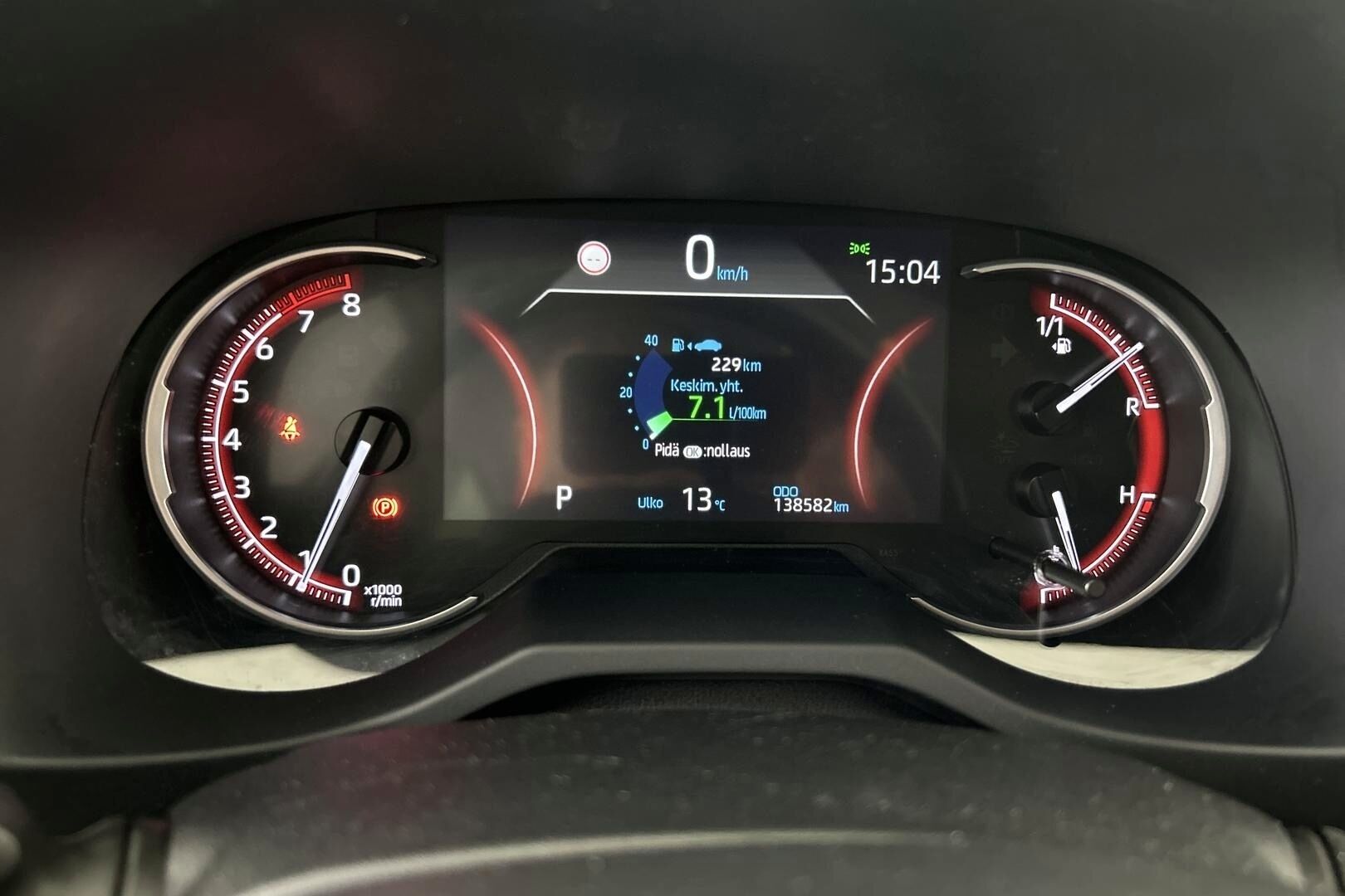 Toyota RAV4 iso kuva 14