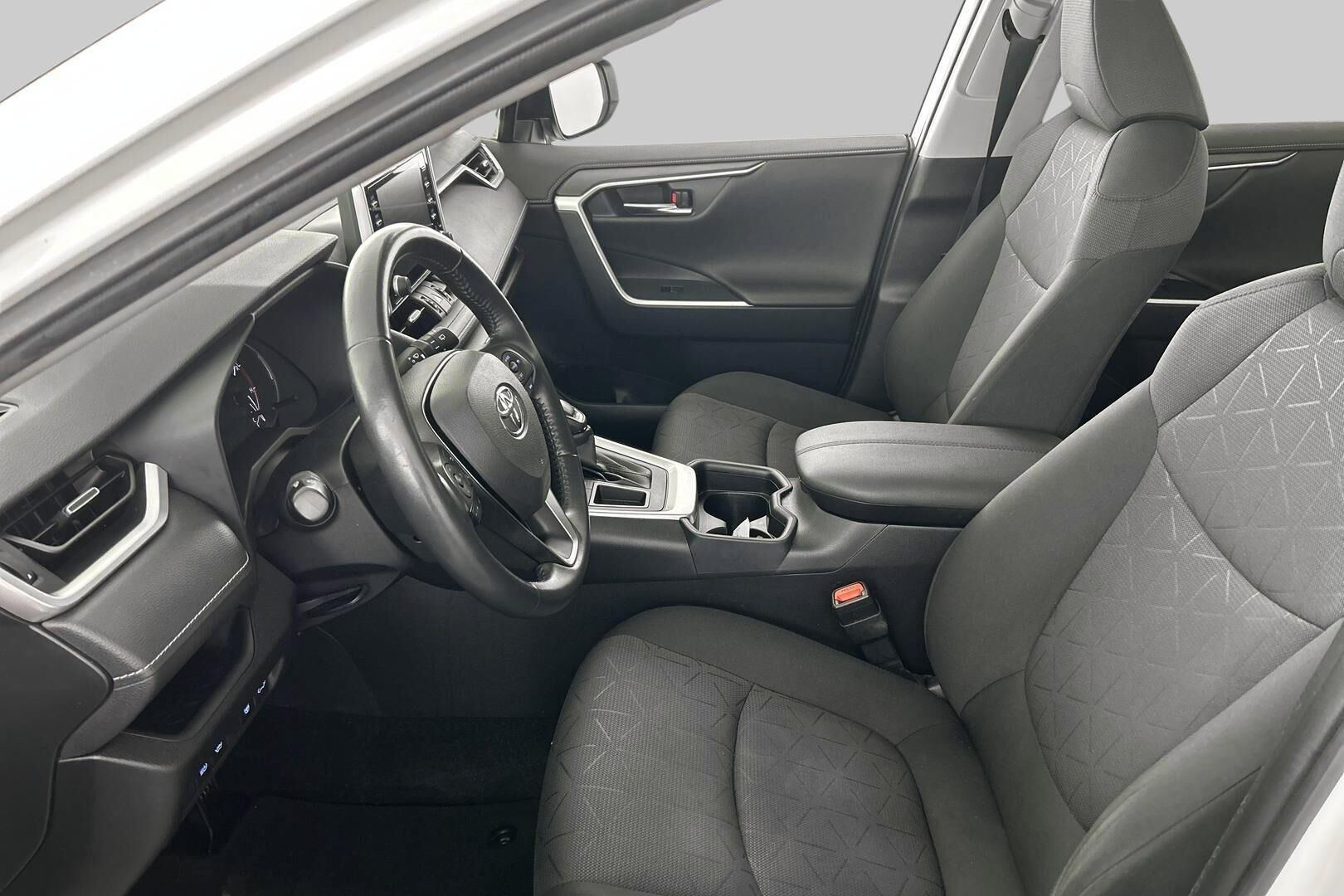 Toyota RAV4 iso kuva 8