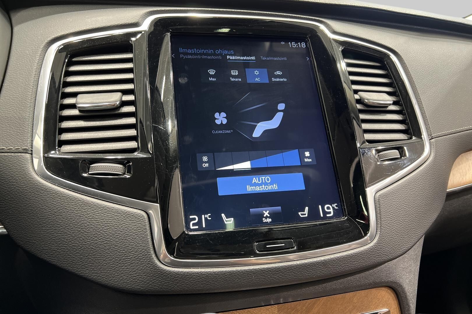 Volvo XC90 iso kuva 18