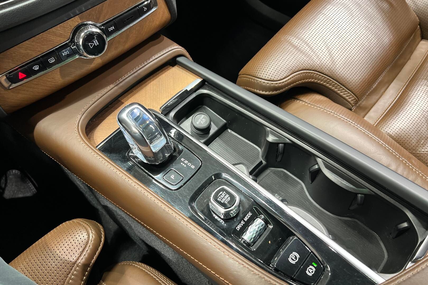 Volvo XC90 iso kuva 22