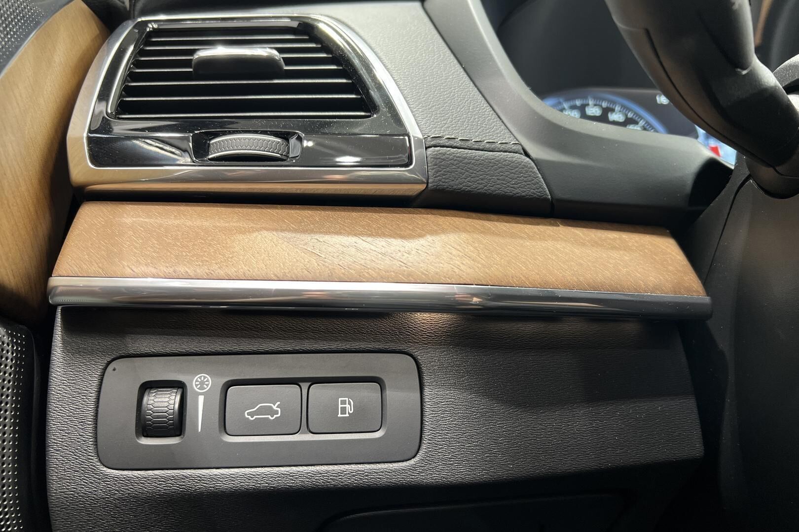 Volvo XC90 iso kuva 24