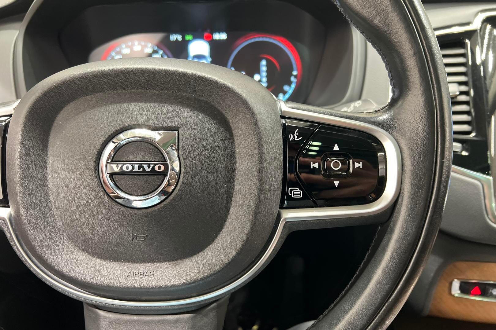 Volvo XC90 iso kuva 25