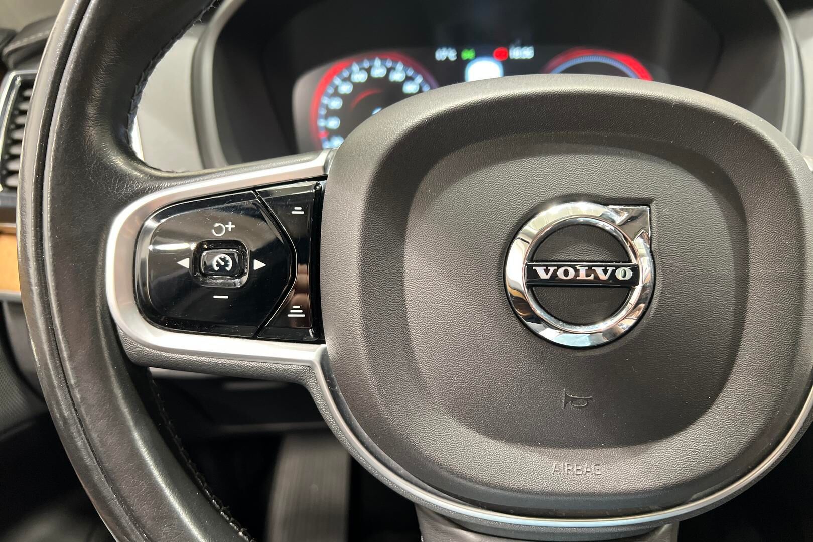 Volvo XC90 iso kuva 26
