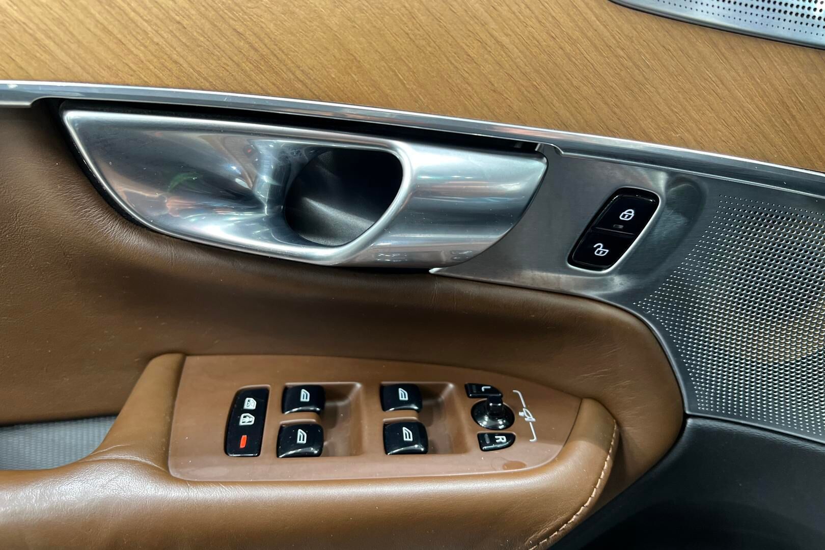 Volvo XC90 iso kuva 29